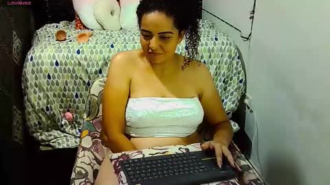 Snapshot of _milf_naughty chatting on November 30, 2:37 am _milf_naughty online show from November 30, 2:37 am