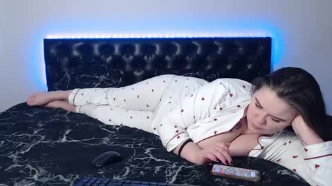 mikey and mia online show from November 11, 11:43 am