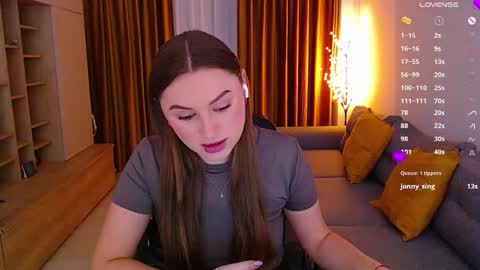 Mia online show from December 3, 8:45 am