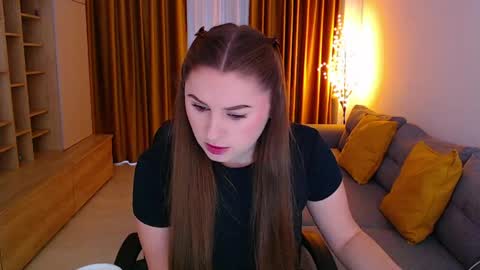 Mia online show from April 15, 9:49 am