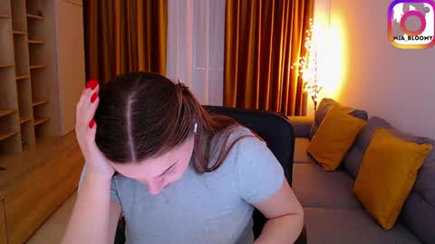 Mia online show from April 21, 7:03 am