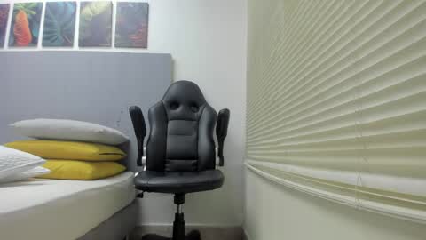 _molly_rosse_ online show from April 18, 12:09 pm