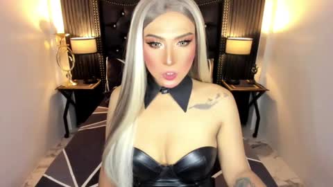 _natashacooper_ online show from May 20, 10:21 am