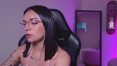 Mai   MODEL INDEPENT  online show from November 4, 9:58 pm