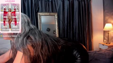 Snapshot of _nicoletteshea_ chatting on December 20, 10:43 pm _nicoletteshea_ online show from December 20, 10:43 pm