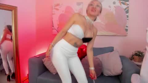 _nicoletteshea_ online show from February 14, 9:33 pm