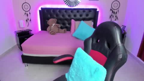 Olivia jones online show from December 2, 11:59 am