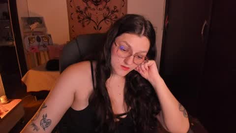 Snapshot of _peach__ chatting on April 28, 4:06 am violeta ig online show from April 28, 4:06 am