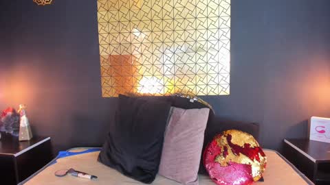 Laura online show from December 21, 9:47 pm