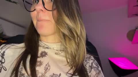  HADLY today day-off see u online 0112  online show from December 25, 9:33 pm