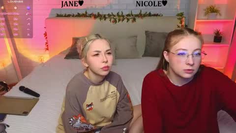 Snapshot of _ramune_ chatting on April 28, 8:25 pm Merlizz Eva Jane Mila Nicole left to right online show from April 28, 8:25 pm