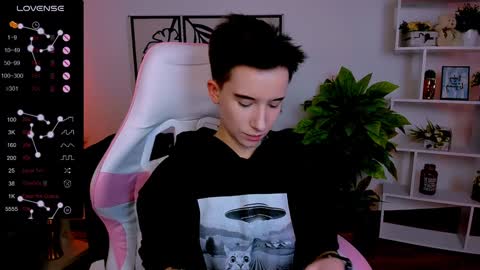Snapshot of _rein_ramm chatting on February 4, 12:44 pm Rein online show from February 4, 12:44 pm