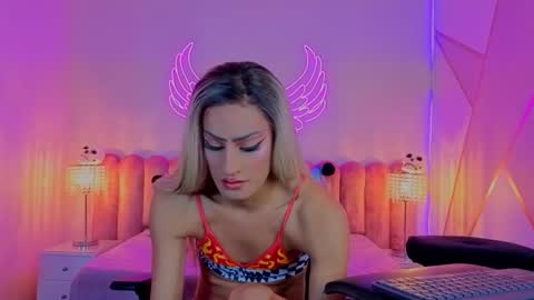 Snapshot of _scarletmoore chatting on October 21, 8:04 am Scarlett online show from October 21, 8:04 am