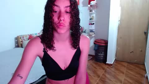 Snapshot of _shanellxxx chatting on May 5, 10:07 pm _shanellxxx online show from May 5, 10:07 pm