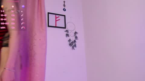 Snapshot of _strawberrycream chatting on December 28, 2:22 am Angela   online show from December 28, 2:22 am