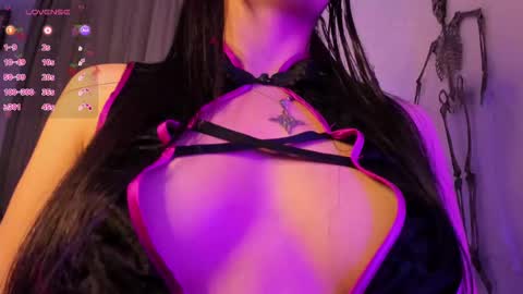 Snapshot of _strawberrycream chatting on October 4, 5:00 pm Angela   online show from October 4, 5:00 pm