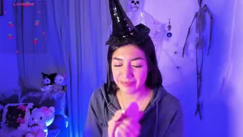 Snapshot of _strawberrycream chatting on October 21, 2:01 am Angela   online show from October 21, 2:01 am