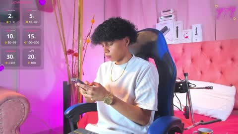 Snapshot of _taylor_black chatting on April 6, 9:49 pm Taylor online show from April 6, 9:49 pm