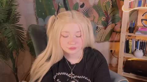 Snapshot of _that_witch_ chatting on April 9, 6:30 am MIRA online show from April 9, 6:30 am