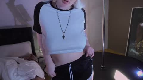 Snapshot of _that_witch_ chatting on April 11, 7:45 am MIRA online show from April 11, 7:45 am