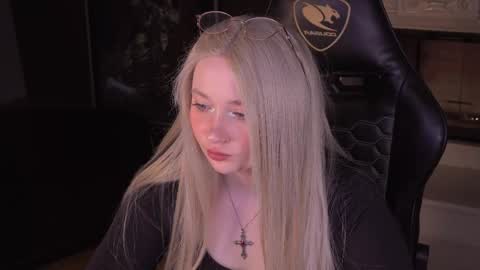 Snapshot of _that_witch_ chatting on April 17, 5:54 am MIRA online show from April 17, 5:54 am