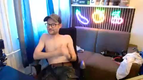 _whoisthatguy_ online show from June 20, 2:09 pm