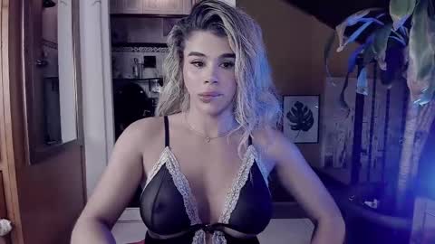 Snapshot of _xcherrycrushx_ chatting on February 28, 1:58 am Nadien online show from February 28, 1:58 am