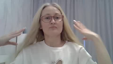 _xsharonx_ online show from January 22, 11:45 am