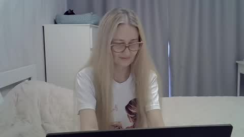 _xsharonx_ online show from February 6, 12:05 pm