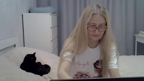 _xsharonx_ online show from February 7, 11:12 am