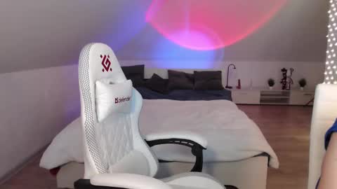 Nicole  Thomas  Dave online show from February 18, 3:32 pm