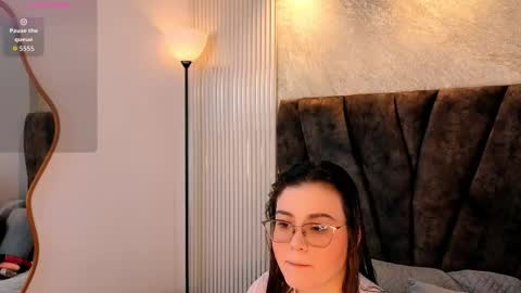 zoe online show from February 4, 12:00 pm