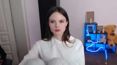 a_ariella_ online show from November 12, 1:33 pm