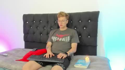 Snapshot of a_sexy_couple__ chatting on October 2, 7:43 pm A Sexy Couple online show from October 2, 7:43 pm