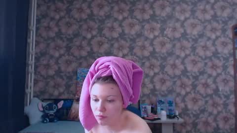 Snapshot of aalicebubble chatting on April 27, 10:35 am Alice online show from April 27, 10:35 am