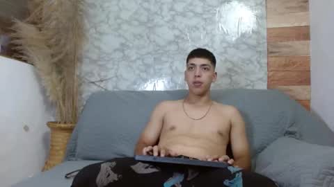 Snapshot of aaron_antonella_mds chatting on October 19, 8:42 pm Aaron y Antonella online show from October 19, 8:42 pm
