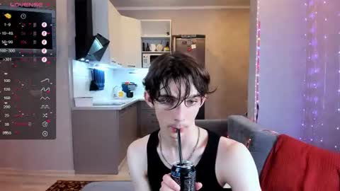 Snapshot of aaron_bang chatting on June 28, 9:21 pm Aaron Bang online show from June 28, 9:21 pm