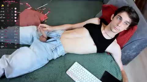 Snapshot of aaron_bang chatting on July 9, 11:42 pm Aaron Bang online show from July 9, 11:42 pm