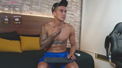 Snapshot of aaron_bolt chatting on June 7, 3:21 am Aaron online show from June 7, 3:21 am