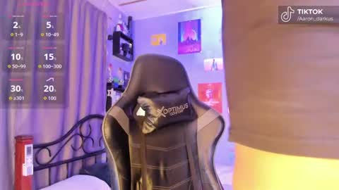 Snapshot of aaron_darkus chatting on June 18, 3:07 am Aaron online show from June 18, 3:07 am
