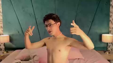 Snapshot of aaron_eze chatting on September 9, 9:47 pm Aaron Ezequiel online show from September 9, 9:47 pm