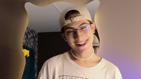 Snapshot of aaron_eze chatting on September 16, 7:59 pm Aaron Ezequiel online show from September 16, 7:59 pm