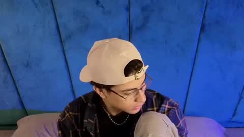 Snapshot of aaron_eze chatting on September 17, 10:44 pm Aaron Ezequiel online show from September 17, 10:44 pm