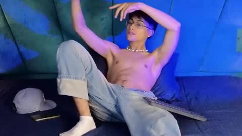 Snapshot of aaron_eze chatting on September 23, 9:40 pm Aaron Ezequiel online show from September 23, 9:40 pm