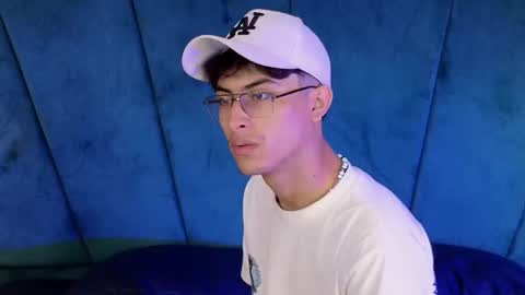 Snapshot of aaron_eze chatting on September 28, 9:09 pm Aaron Ezequiel online show from September 28, 9:09 pm