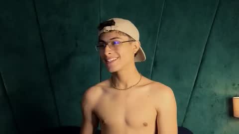 Snapshot of aaron_eze chatting on October 11, 9:24 pm Aaron Ezequiel online show from October 11, 9:24 pm