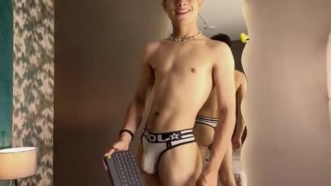 Snapshot of aaron_eze chatting on October 18, 10:10 pm Aaron Ezequiel online show from October 18, 10:10 pm