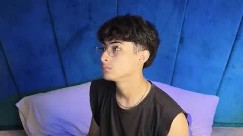 Snapshot of aaron_eze chatting on October 19, 8:42 pm Aaron Ezequiel online show from October 19, 8:42 pm