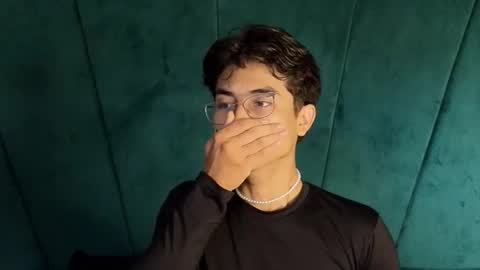 Snapshot of aaron_eze chatting on October 31, 10:00 pm Aaron Ezequiel online show from October 31, 10:00 pm