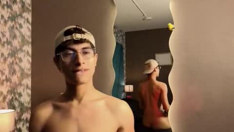 Snapshot of aaron_eze chatting on November 6, 12:11 am Aaron Ezequiel online show from November 6, 12:11 am